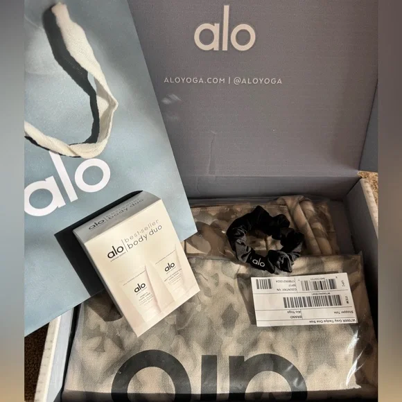 🌟New Alo Yoga Set 3pc Box - Picture 1 of 6
